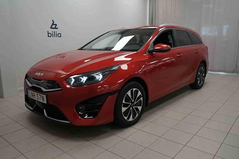 Röd Begagnad 2023 Kia Ceed Sportswagon Kombi | 249 900 kr (Lite dyr) - Bild 1/1