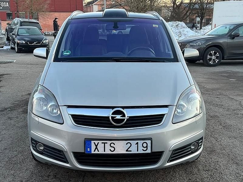 Begagnad Opel Zafira 150 HK (110 kW) 2006 Grå Minibuss