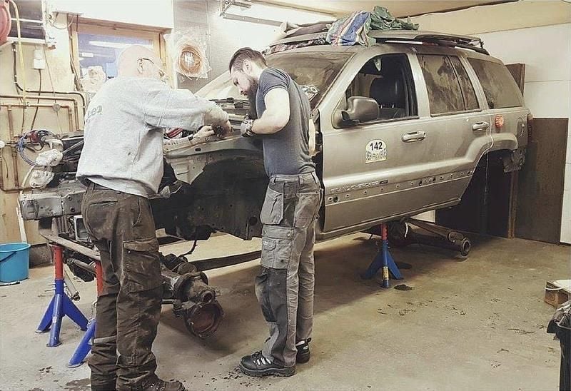 Grå Begagnad 2000 Jeep Grand Cherokee SUV | 200 000 kr - Bild 1/4