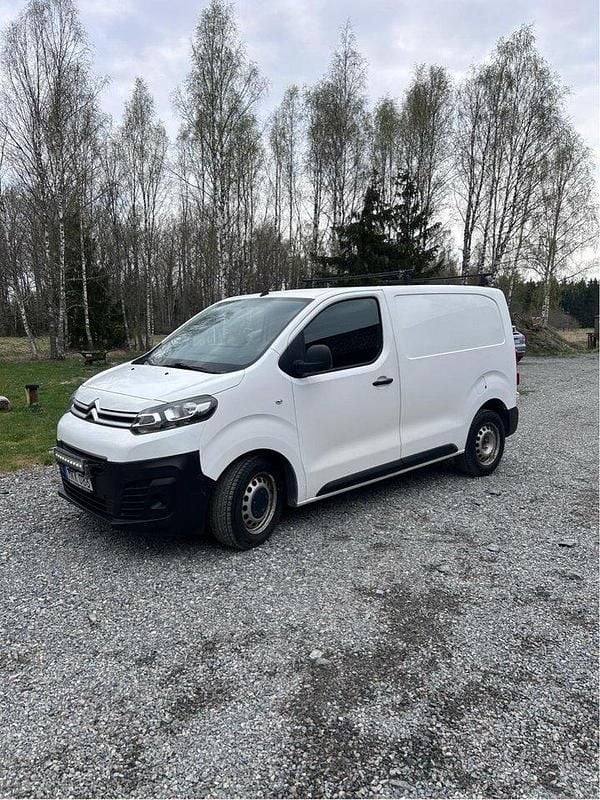 Vit Begagnad 2016 Citroën Jumpy Minibuss | 79 000 kr (Bra pris) - Bild 1/4