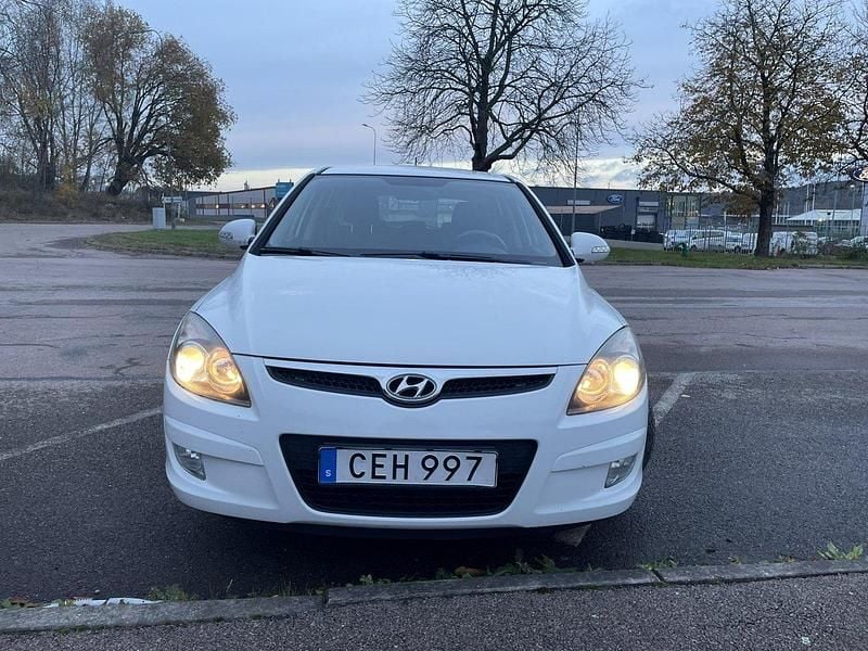 Vit Begagnad 2009 Hyundai i30 Halvkombi | 55 500 kr (Marknadspris) - Bild 1/4