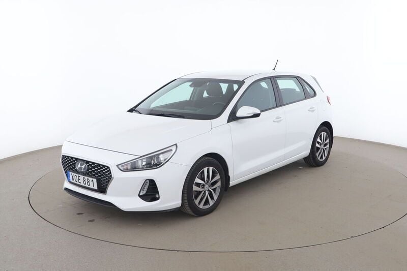 Vit Begagnad 2017 Hyundai i30 Comfort Halvkombi | 177 000 kr (Marknadspris) - Bild 1/4