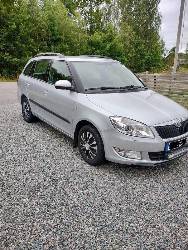 Silver Begagnad 2011 Skoda Fabia Elegance Kombi | 44 000 kr (Marknadspris) - Bild 1/4
