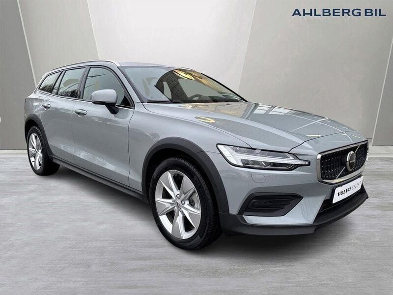 Grå Begagnad 2024 Volvo V60 CC Core Kombi | 434 500 kr (Marknadspris) - Bild 1/3