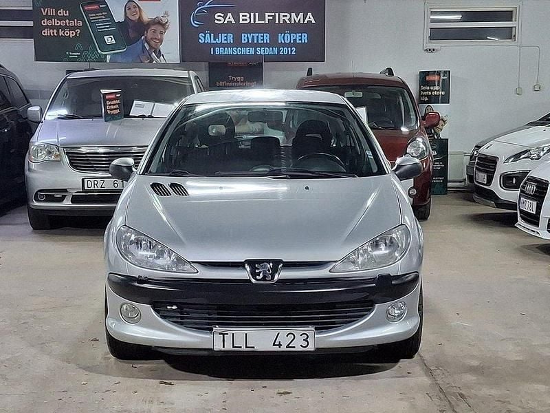 Ljusgrå Begagnad 2002 Peugeot 206 Halvkombi | 19 900 kr (Bra pris) - Bild 1/4