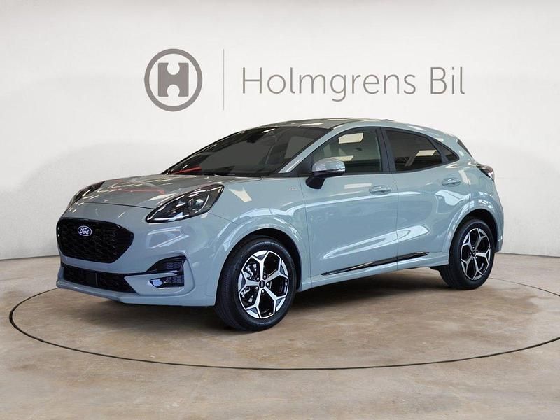 Grå (cactus grey solid) Ny 2025 Ford Puma ST-Line SUV | 316 400 kr (Marknadspris) - Bild 1/4