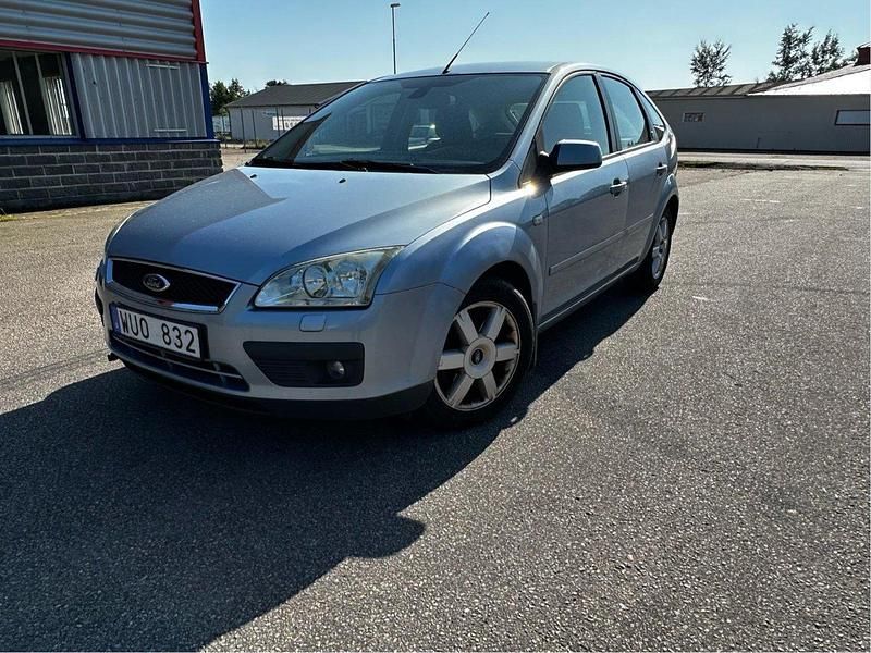 Blå Begagnad 2005 Ford Focus Halvkombi | 18 000 kr (Marknadspris) - Bild 1/4