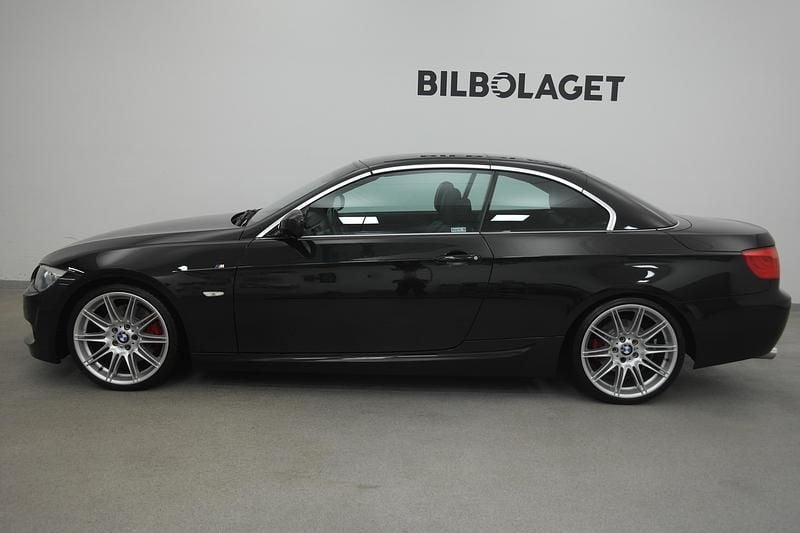 Begagnad BMW 325 218 HK (160 kW) 2010 Svart Cab
