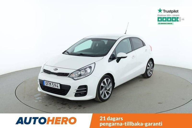 Vit Begagnad 2016 Kia Rio Halvkombi | 109 000 kr (Marknadspris) - Bild 1/4