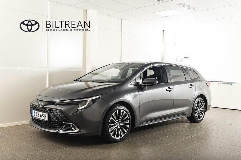 Mörkgrå Begagnad 2023 Toyota Corolla Style Kombi | 304 900 kr (Marknadspris) - Bild 1/4
