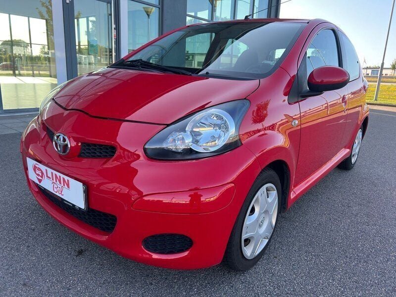 Röd Begagnad 2011 Toyota Aygo Halvkombi | 37 999 kr (Marknadspris) - Bild 1/4