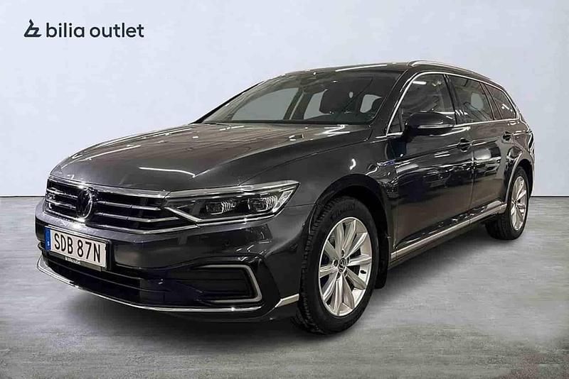 Grå Begagnad 2023 VW Passat GTE Kombi | 269 000 kr (Marknadspris) - Bild 1/1
