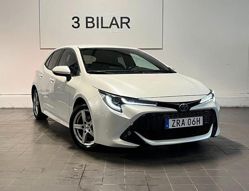Vit Begagnad 2022 Toyota Corolla Hybrid Style Halvkombi | 219 900 kr (Marknadspris) - Bild 1/4