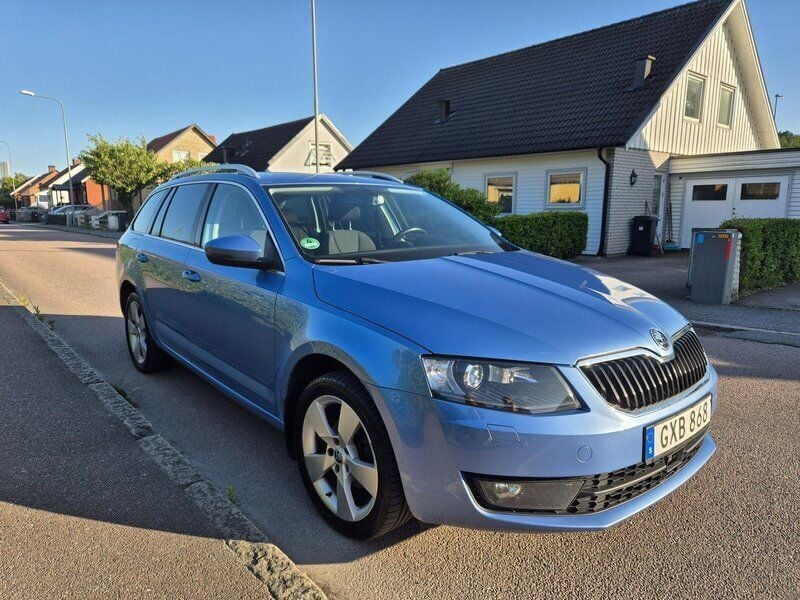 Blå Begagnad 2015 Skoda Octavia Elegance Kombi | 110 000 kr (Marknadspris) - Bild 1/4