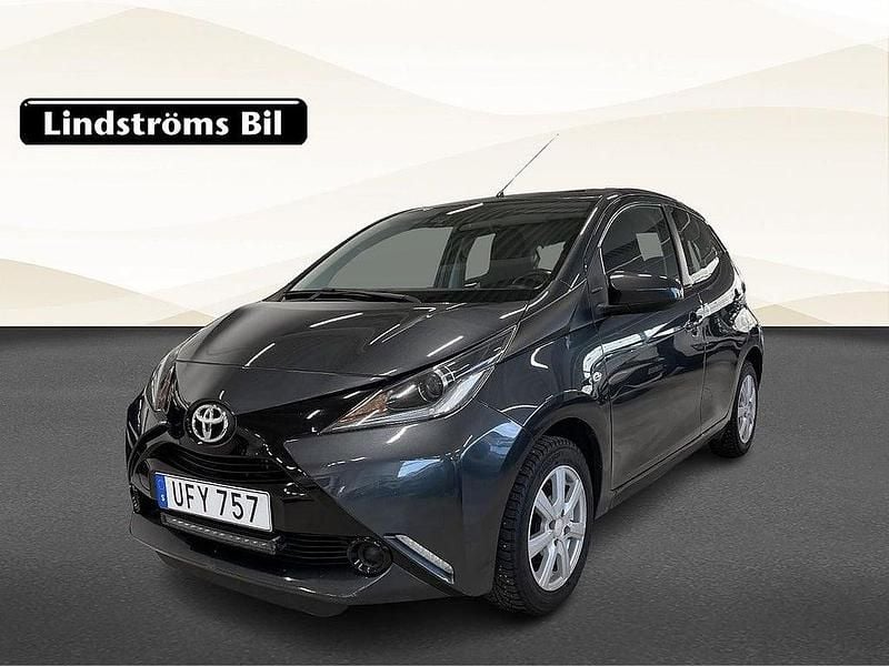 Mörkgrå Begagnad 2016 Toyota Aygo X-play Halvkombi | 74 000 kr (Marknadspris) - Bild 1/3