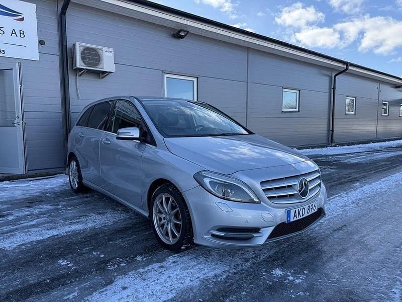 Begagnad Mercedes B180 109 HK (80 kW) 2013 Silver Minibuss