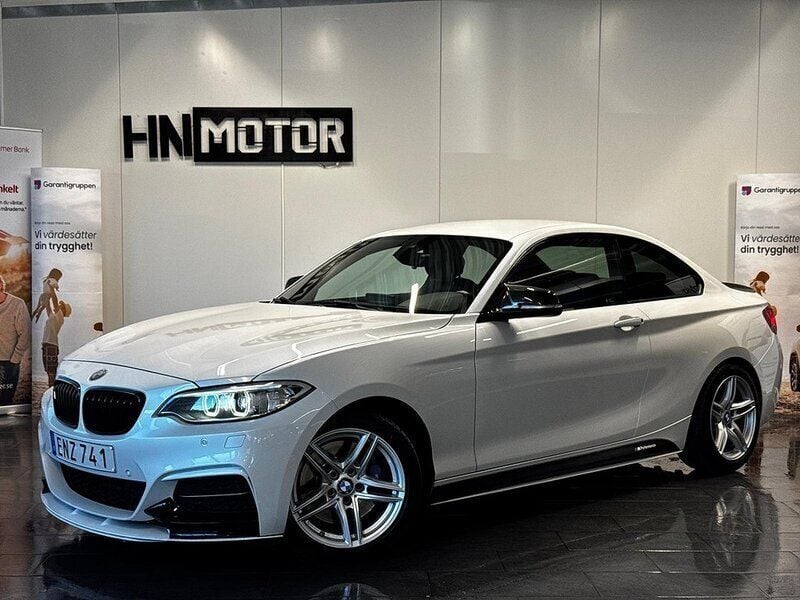 Vit Begagnad 2017 BMW M240 M Sport Sportkupé | 359 900 kr (Marknadspris) - Bild 1/4