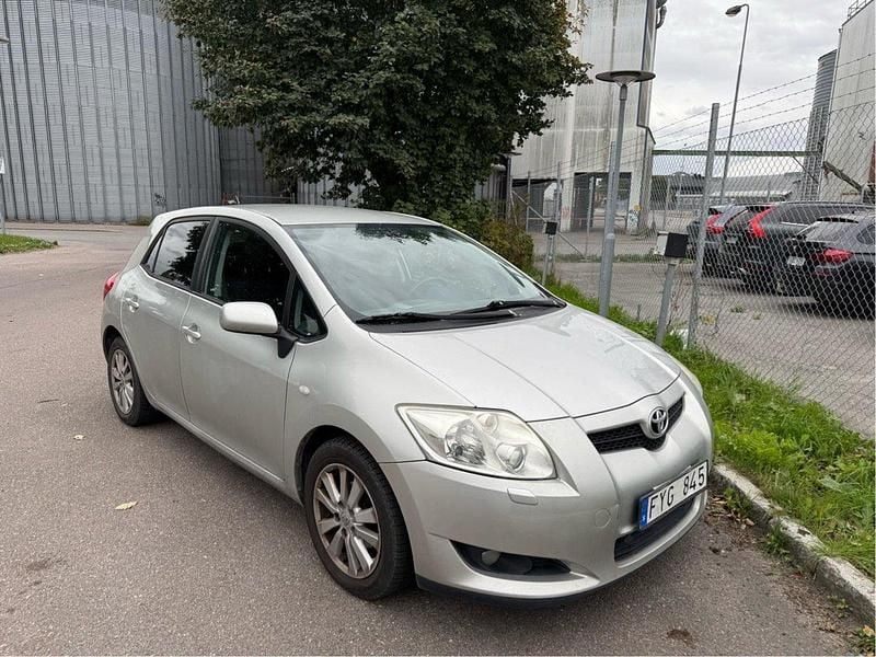 Silver Begagnad 2007 Toyota Auris Halvkombi | 28 000 kr (Bra pris) - Bild 1/4