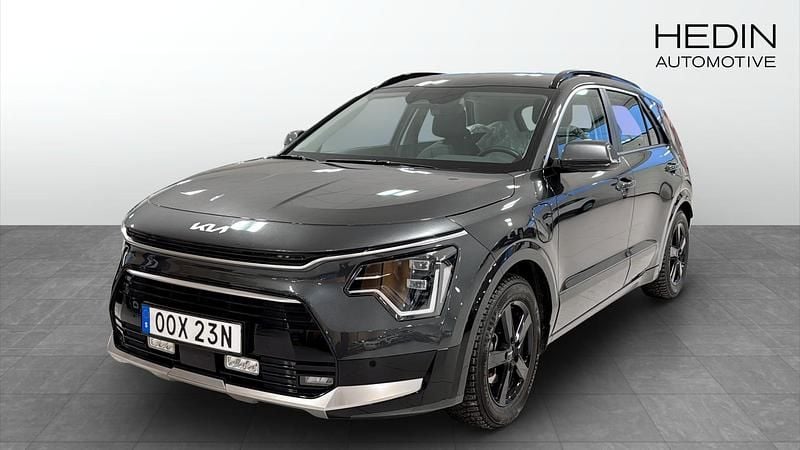 Grå Begagnad 2023 Kia Niro SUV | 299 900 kr (Marknadspris) - Bild 1/4