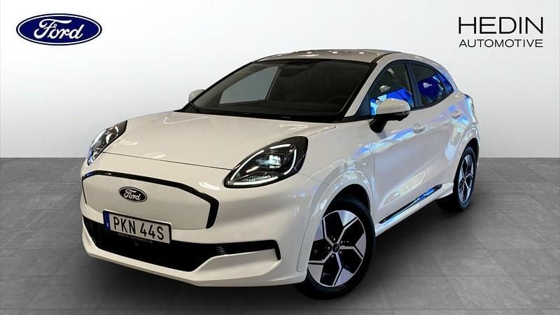 Vit (white) Ny 2025 Ford Puma Gen-E Halvkombi | 388 900 kr (Marknadspris) - Bild 1/4