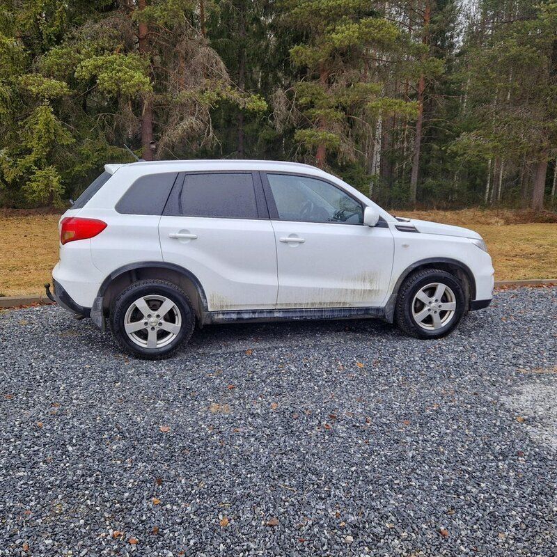 Vit Begagnad 2018 Suzuki Vitara GL SUV | 129 000 kr (Marknadspris) - Bild 1/3