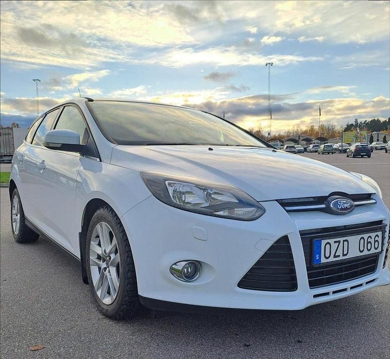 Vit Begagnad 2013 Ford Focus Titanium Kombi | 48 000 kr (Marknadspris) - Bild 1/4