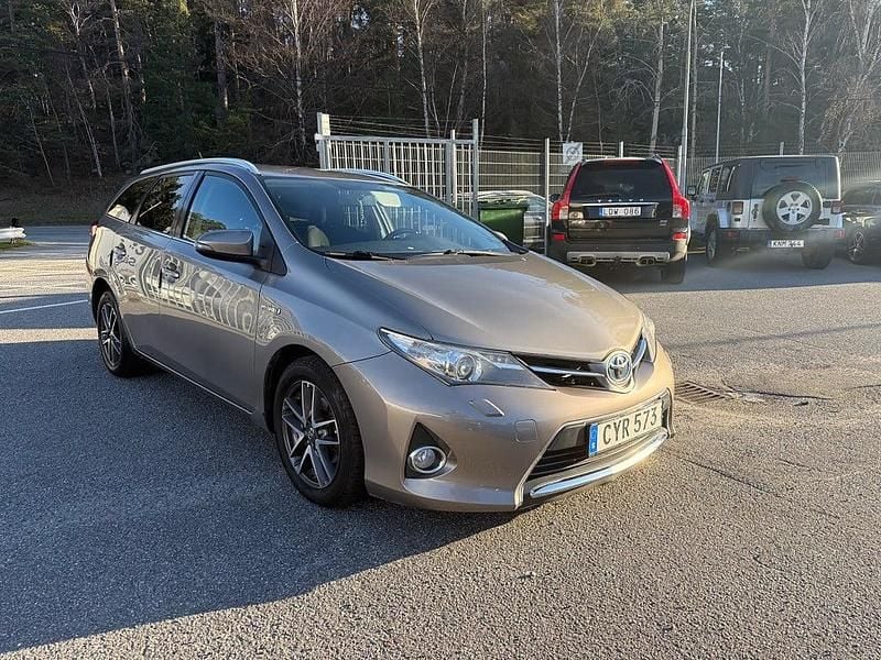 Brun Begagnad 2015 Toyota Auris Touring Sports Edition Kombi | 119 900 kr (Marknadspris) - Bild 1/4