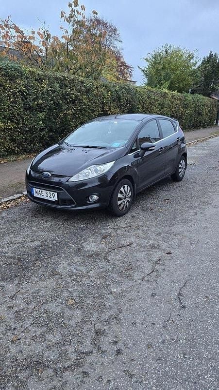 Svart Begagnad 2011 Ford Fiesta Titanium Halvkombi | 33 000 kr (Bra pris) - Bild 1/3