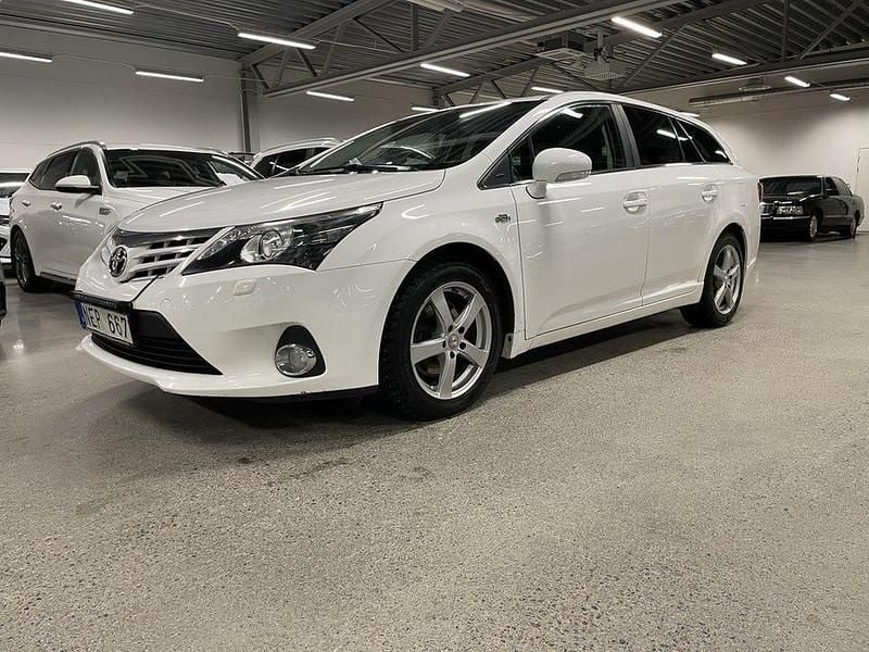 Vit Begagnad 2012 Toyota Avensis Executive Kombi | 74 900 kr (Marknadspris) - Bild 1/4