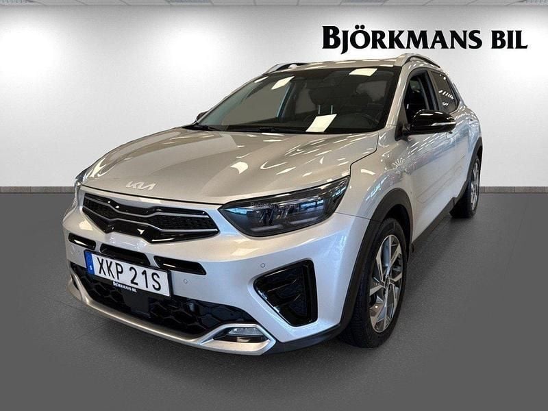 Grå (/4ss/ silky silver) Begagnad 2023 Kia Stonic GT-Line SUV | 229 000 kr (Marknadspris) - Bild 1/4