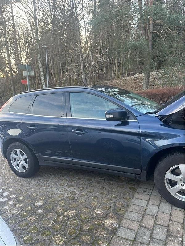 Blå Begagnad 2013 Volvo XC60 Momentum SUV | 130 000 kr (Bra pris) - Bild 1/4
