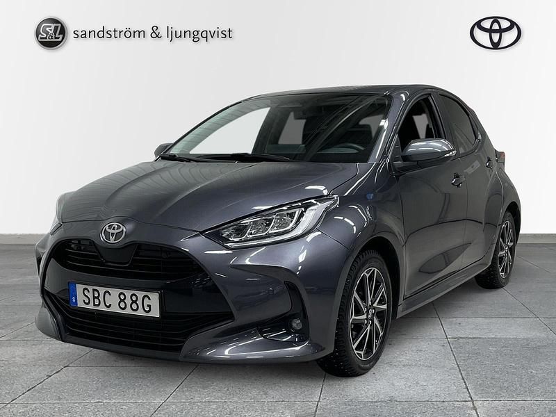 Grå Begagnad 2025 Toyota Yaris Hybrid | 269 000 kr (Bra pris) - Bild 1/4