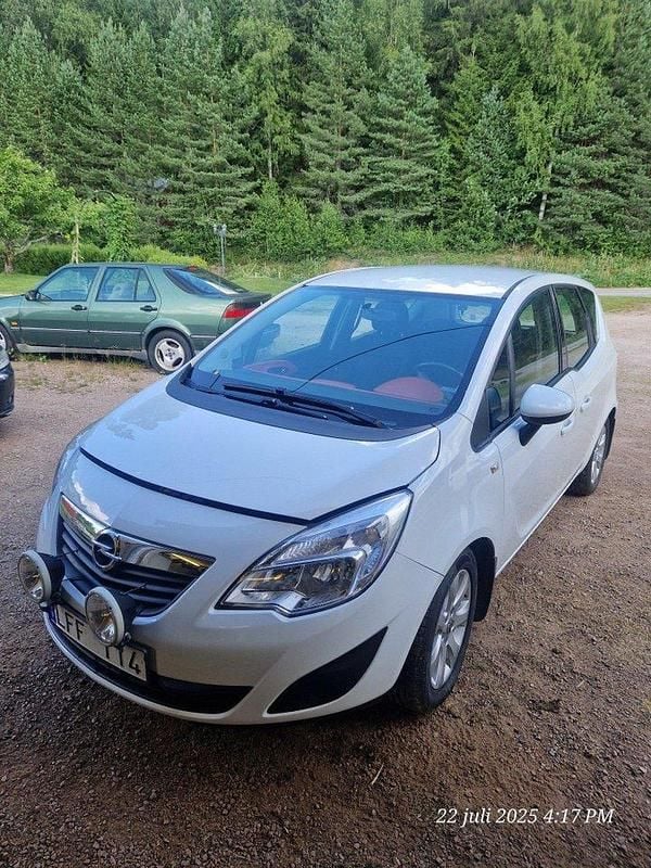 Vit Begagnad 2011 Opel Meriva Minibuss | 40 000 kr (Marknadspris) - Bild 1/4