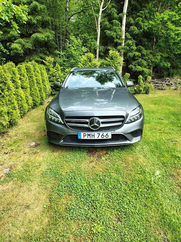 Metallic gray Begagnad 2019 Mercedes C200 | 190 000 kr (Bra pris) - Bild 1/4