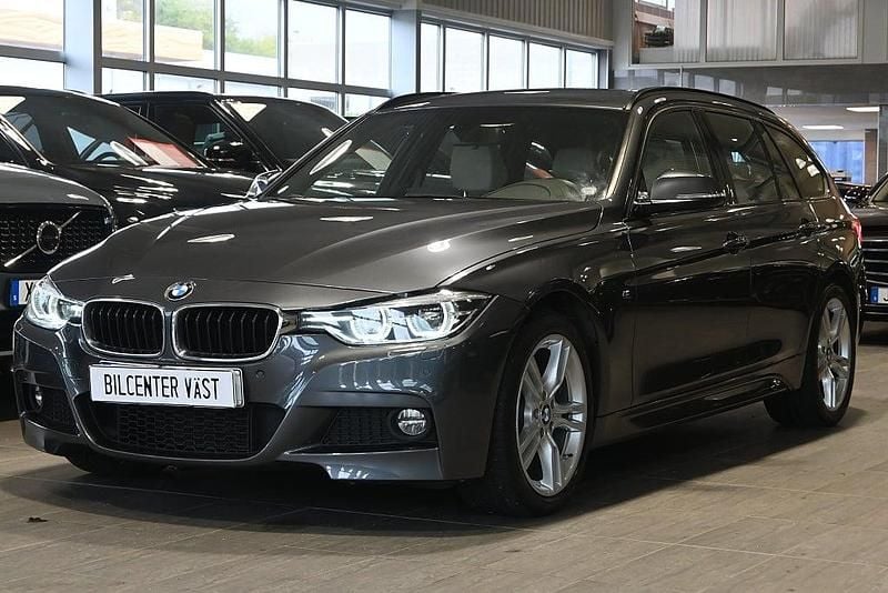 Grå (mineralgrå metallic) Begagnad 2018 BMW 320 M Sport Kombi | 229 000 kr (Marknadspris) - Bild 1/4