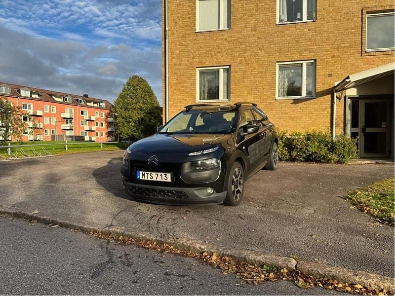 Svart Begagnad 2015 Citroën C4 Cactus Halvkombi | 65 000 kr (Marknadspris) - Bild 1/4