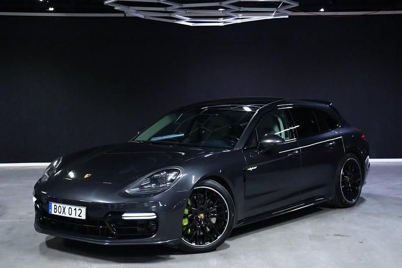 Grå Begagnad 2019 Porsche Panamera 4 Sedan | 699 900 kr (Lite dyr) - Bild 1/4