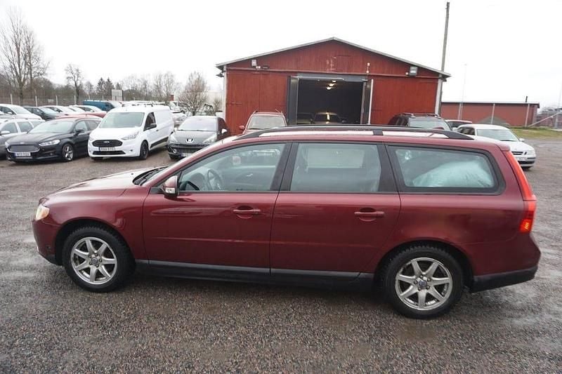 Begagnad Volvo V70 146 HK (107 kW) 2009 Röd Kombi