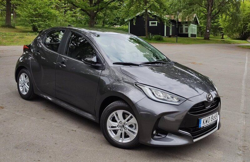 Grå Begagnad 2022 Mazda 2 Comfort Halvkombi | 199 999 kr (Marknadspris) - Bild 1/4