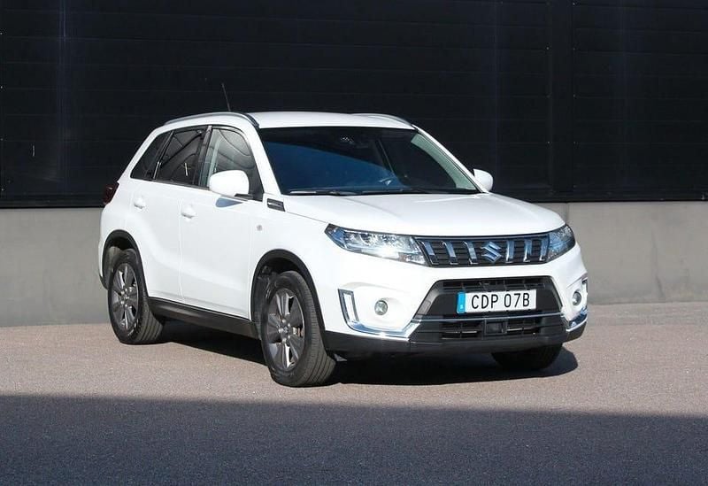 Vit Begagnad 2023 Suzuki Vitara SUV | 269 500 kr (Marknadspris) - Bild 1/4