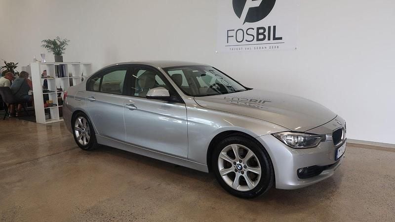 Silver Begagnad 2012 BMW 328 Sedan | 159 900 kr (Marknadspris) - Bild 1/3
