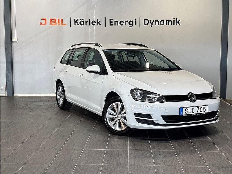Vit Begagnad 2017 VW Golf VII Kombi | 129 900 kr (Marknadspris) - Bild 1/4