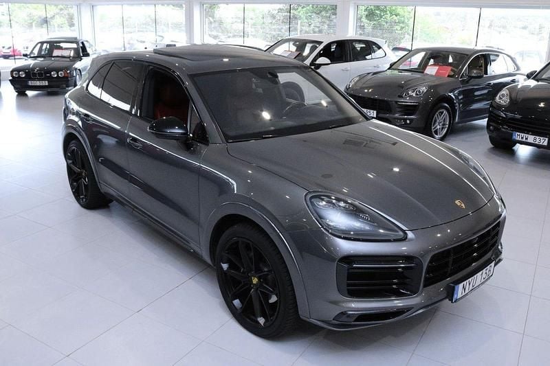 Grå Begagnad 2019 Porsche Cayenne Sport SUV | 639 900 kr (Dyr) - Bild 1/4