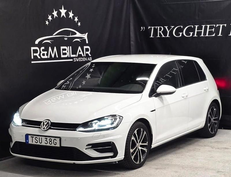 Vit Begagnad 2020 VW Golf R-line SUV | 209 800 kr (Marknadspris) - Bild 1/4