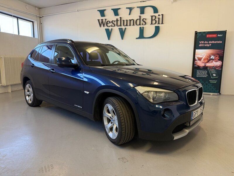 Blå Begagnad 2010 BMW X1 SUV | 79 900 kr (Marknadspris) - Bild 1/4