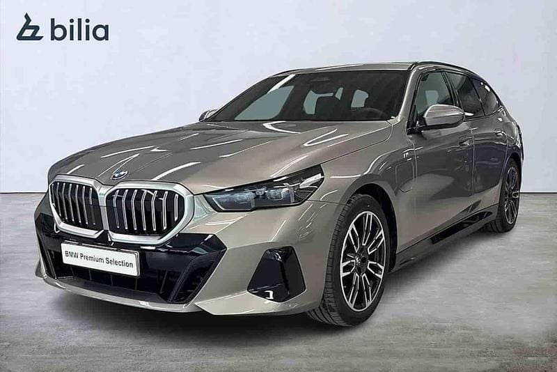 Grå Begagnad 2024 BMW 530e Shadowline Kombi | 629 900 kr (Marknadspris) - Bild 1/1
