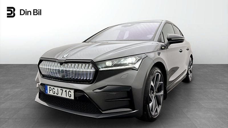 Grå (graphite grey metallic) Begagnad 2024 Skoda Enyaq iV RS SUV | 569 900 kr - Bild 1/4