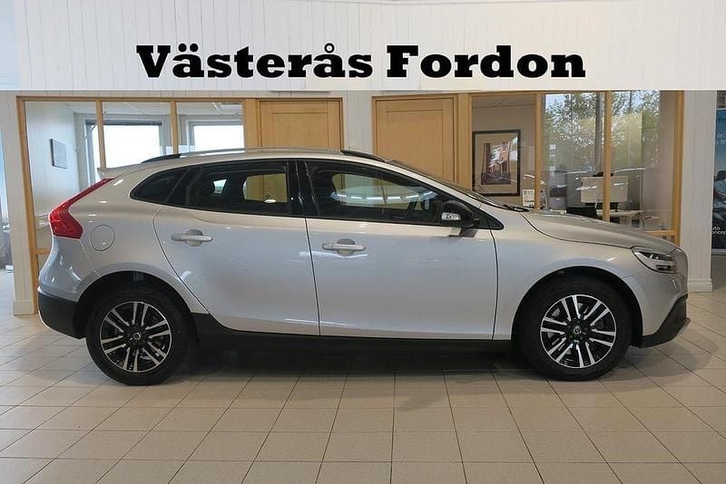 Silver Begagnad 2019 Volvo V40 CC Momentum Kombi | 205 900 kr (Marknadspris) - Bild 1/4