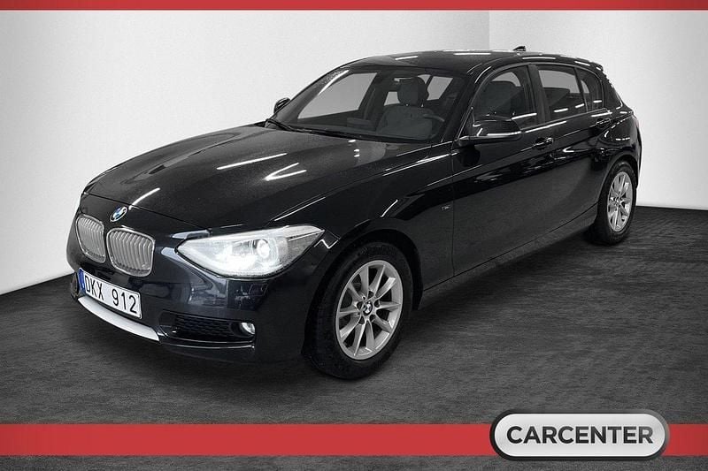 Svart Begagnad 2012 BMW 118 Urban Line Halvkombi | 114 500 kr (Marknadspris) - Bild 1/4