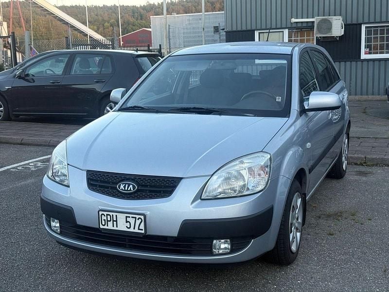 Silver Begagnad 2008 Kia Rio 4 Halvkombi | 54 990 kr (Marknadspris) - Bild 1/4
